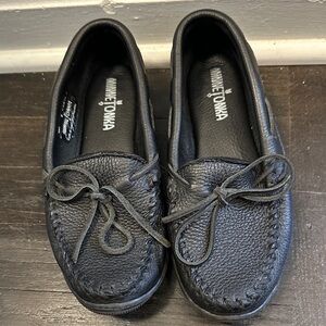 Minnetoka Women’s Black Leather Loafers Size 8